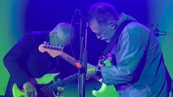 Thom Yorke e Flea, reunion sul palco a Londra: tra “Traffic Lights” e Marvin Gaye 