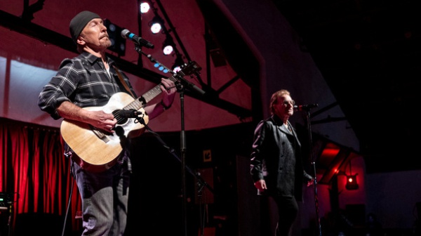 U2, online tutta la perfomrance al Woody Guthrie Prize