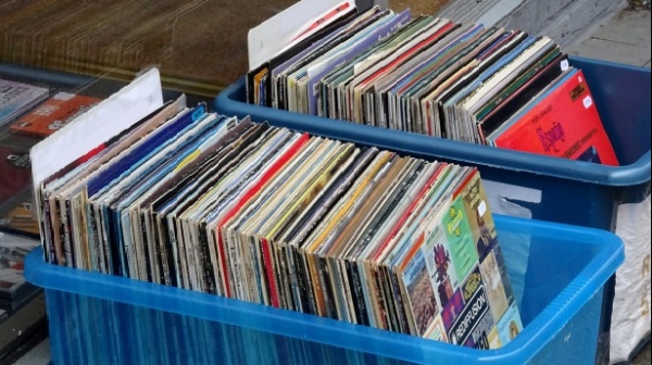 Vinili falsi, scoperta una fabbrica con 15.000 dischi contraffatti: come riconoscerli