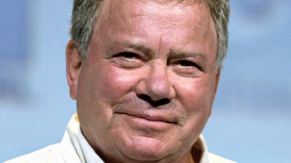William Shatner debutta nel metal a 95 anni: al Riot Fest canta Ozzy, Metallica e Motörhead