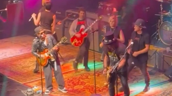 Yungblud, Bruno Mars,  Vedder e Kiedis tutti insieme sul palco con Slash e altri